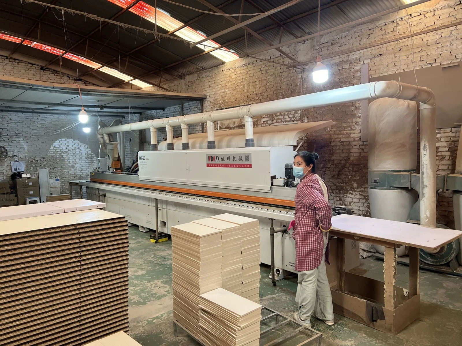 Machine de panneaux pour tables de chevet
